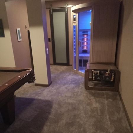 Super Suite With Sauna, Pool Table And Arcade Game Lansing Bagian luar foto