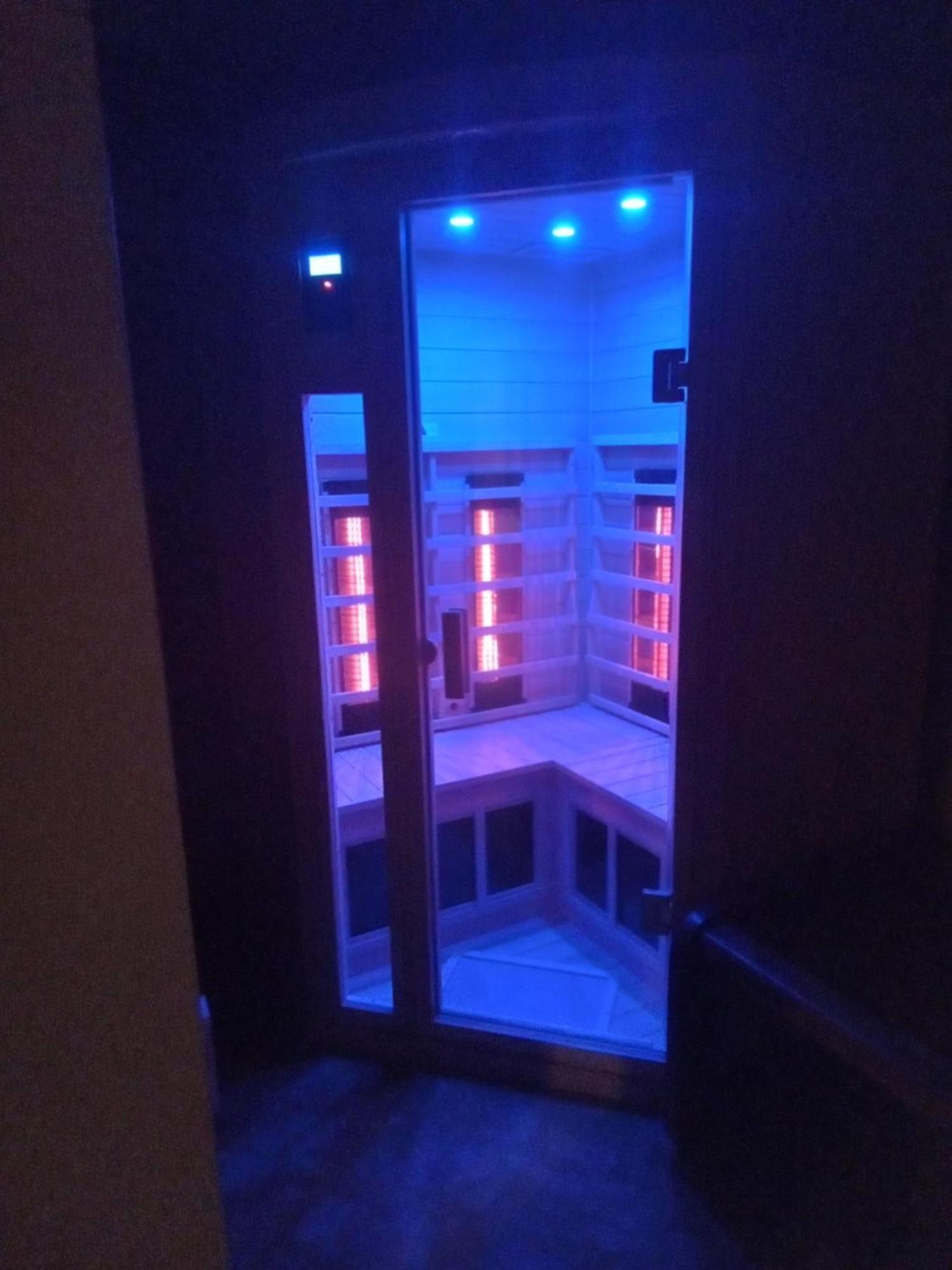 Super Suite With Sauna, Pool Table And Arcade Game Lansing Bagian luar foto