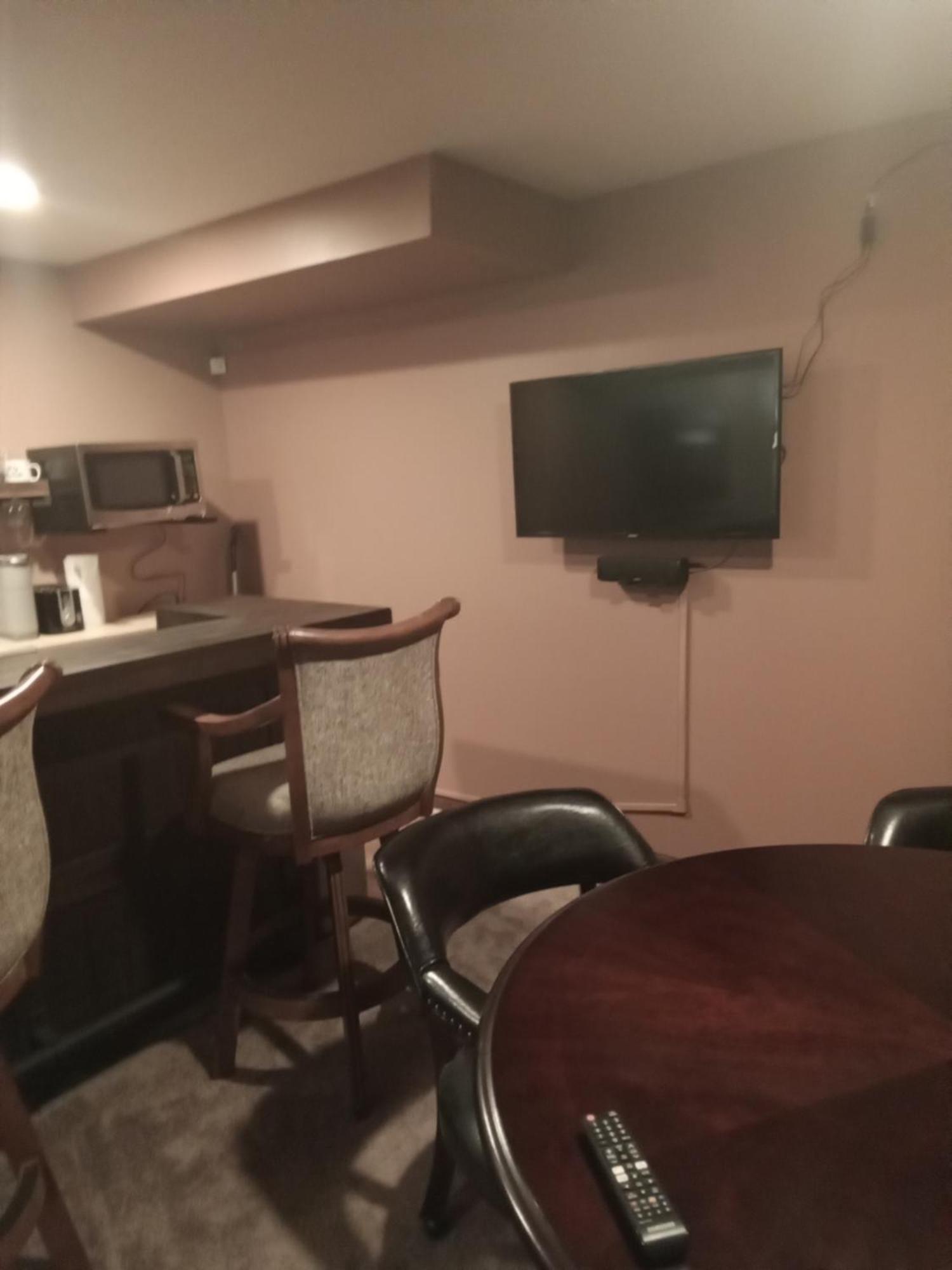 Super Suite With Sauna, Pool Table And Arcade Game Lansing Bagian luar foto